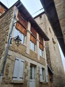 un edificio con una luz de la calle a un lado en Maison de village du 18ème Drôme des Collines, en Les Veyrières