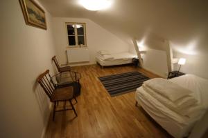 een kleine kamer met een bed en een tafel en stoelen bij House close to the Sea in Sundsvall