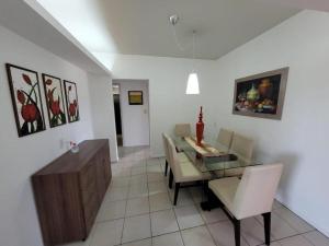 sala de estar con mesa y sillas y comedor en Porto da praia na Jatiuca, en Maceió