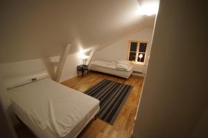 een zolderkamer met een bed en een raam bij House close to the Sea in Sundsvall