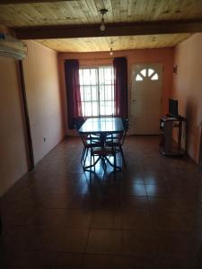 jadalnia ze stołem, krzesłami i drzwiami w obiekcie Relax Serrano w mieście Santa María