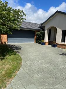 una entrada de entrada frente a una casa con garaje en Spacious Home en Paraparaumu