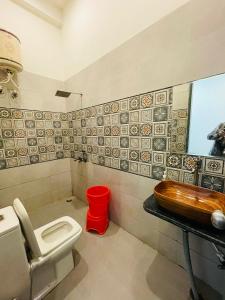 ein Bad mit einem WC und einem Waschbecken in der Unterkunft Hotel BRI elite in Nagla Dhīmar