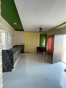 Zimmer mit grünen und gelben Wänden und einem Tisch in der Unterkunft Hotel BRI elite in Nagla Dhīmar