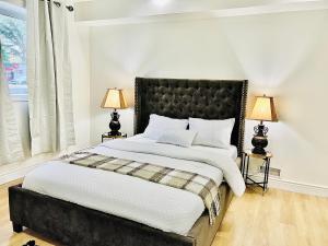 1 dormitorio con 1 cama grande y 2 lámparas en LaVida Exclusive Guest House, Free Parking (Rm#2), en London