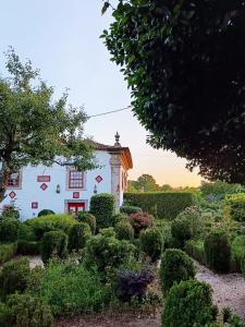 uma casa com um jardim em frente em Quinta da Maínha - Charming Houses em Braga