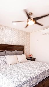 um quarto com uma cama e uma ventoinha de tecto em Casa Montejo Merida em Mérida