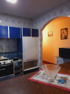 a kitchen with a counter with a bowl on a table at Chácara Monteiro - Próximo ao Thermas Water Park in São Pedro