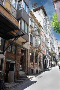 una fila de edificios en una calle de la ciudad en Rooms Galata en Estambul