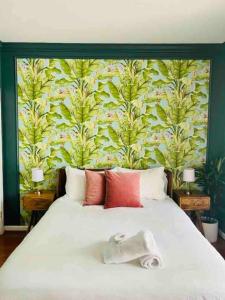 um quarto com uma cama grande e uma parede floral em Huge Beach Bungalow- Yard, Beach Pass, King Beds em North Beach