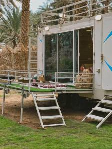 Um camião de comida com escadas à frente. em Four caravan em Al Ula