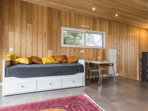 Schlafzimmer mit einem Bett, einem Tisch und einem Fenster in der Unterkunft Gîte Saint-Brevin-les-Pins, 1 pièce, 2 personnes - FR-1-306-1236 in Saint-Brevin-les-Pins