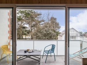 Balkón alebo terasa v ubytovaní Studio lumineux avec loggia, à 50m de la plage, parking privé, proche commerces et restaurants - FR-1-306-1236