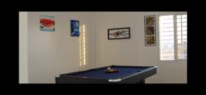eine blaue Tischtennisplatte in einem Zimmer in der Unterkunft Florida Pool & Grill in Nouakchott