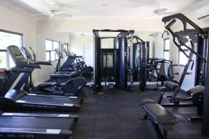 un gimnasio con un montón de máquinas de correr en él en CasaLamar Beachside Retreat, en Point