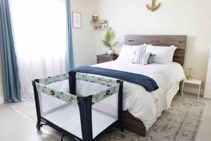מיטה או מיטות בחדר ב-CasaLamar Beachside Retreat