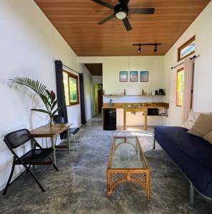 Casa Salvaje Vacation Rentals في بوكاس تاون: غرفة معيشة مع أريكة وطاولة