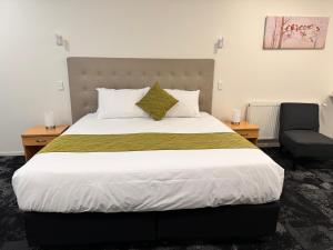 Кровать или кровати в номере Zeta Motel
