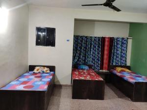 Letto o letti in una camera di sri rama krishna pg