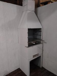 un horno de ladrillo blanco en una pared blanca en Praia inglesese, en Florianópolis