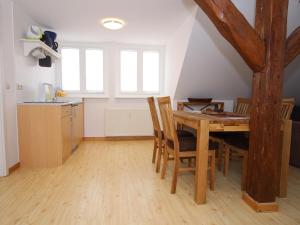 uma cozinha e sala de jantar com uma mesa de madeira e cadeiras em Studio in Buchholz on Lake Müritz em Buchholz