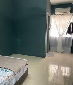 Giường trong phòng chung tại Ruma.TigaPulohLapan @ Gambang Damai