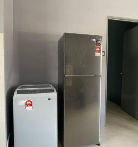 um frigorífico de aço inoxidável e um congelador numa sala em Ruma.TigaPulohLapan @ Gambang Damai em Gambang