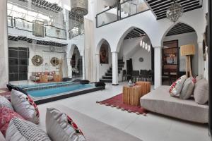 Riad Modern Bed & Breakfast في مراكش: غرفة معيشة مع مسبح في المنتصف