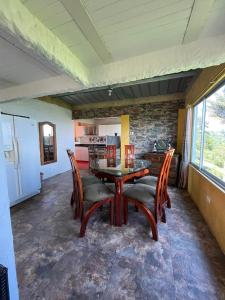 une salle à manger avec une table et des chaises ainsi qu'une cuisine dans l'établissement Chalet el Mirador, à Vergara