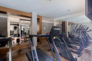 een fitnessruimte met verschillende cardio-apparaten in een kamer bij Just Vero Apartament - GRU in Guarulhos
