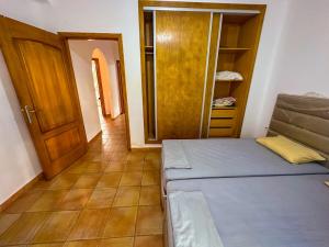 Habitación pequeña con cama y armario en Résidence Jawhara, luxe, piscine et en face à la mer en Oued Laou