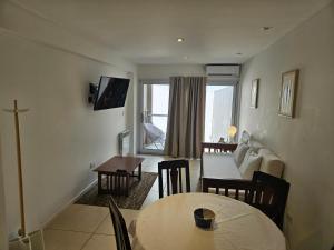 un soggiorno con un tavolo e un divano di Pina a Mar del Plata Altre 4 foto