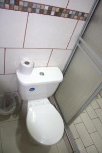 uma casa de banho com um WC e um rolo de papel higiénico em Hotel Dorado em San José