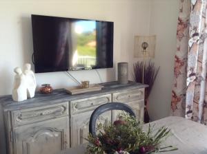 TV a/nebo společenská místnost v ubytování LE COSY Appartement à CASSIS avec vue exceptionnelle sur mer