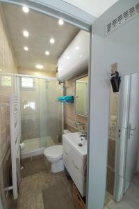 Koupelna v ubytování LE COSY Appartement à CASSIS avec vue exceptionnelle sur mer