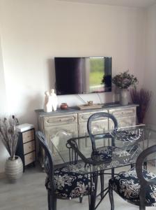 TV a/nebo společenská místnost v ubytování LE COSY Appartement à CASSIS avec vue exceptionnelle sur mer