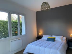 Posteľ alebo postele v izbe v ubytovaní Pavillon rénové avec jardin arboré, proche centre-ville, véranda, parking, wifi, idéal familles - FR-1-489-417