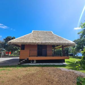 Vairao的住宿－Bungalow Faré Uta Vairao，茅草屋顶的小小屋