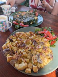 dos platos de comida en una mesa de madera en Para un poquito relax, en Barra de Valizas