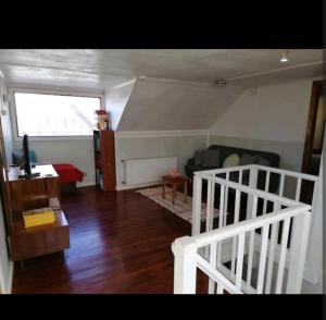 sala de estar con sofá y ventana en Alojamiento Punta Arenas, en Punta Arenas