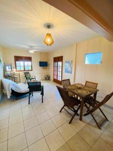TV a/nebo společenská místnost v ubytování Villa Créole vue sur mer des Caraïbes et montagne Pelée