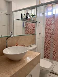 Beach Place Resort - Térreo في أكويراز: حمام مع حوض ومرحاض