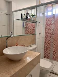 a bathroom with a sink and a toilet at Beach Place Resort - Térreo in Aquiraz