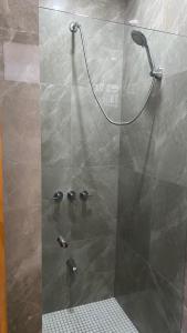 um chuveiro com uma porta de vidro na casa de banho em Hotel Bella em Tamarindo