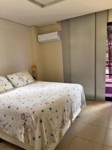 1 dormitorio con 1 cama con edredón blanco en Beach Place Resort - Térreo en Aquiraz