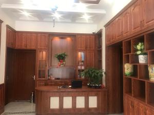 a kitchen with wooden cabinets and a counter with plants at 恩施硒坪民宿 Enshi Xiping Homestay in Enshi