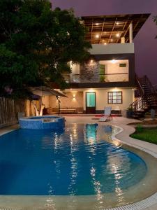 uma piscina em frente a uma casa à noite em El Bungalow de Don Guillermo de Imperial 