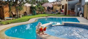 uma piscina num quintal com uma casa em El Bungalow de Don Guillermo de Imperial 
