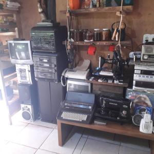 een kamer vol met veel elektronica en apparaten bij Sítio Vó Leonidia - Turismo Rural in Ilha Grande