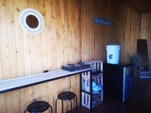 a bar in a wooden wall with two stools at Linda vista in San Pedro La Laguna